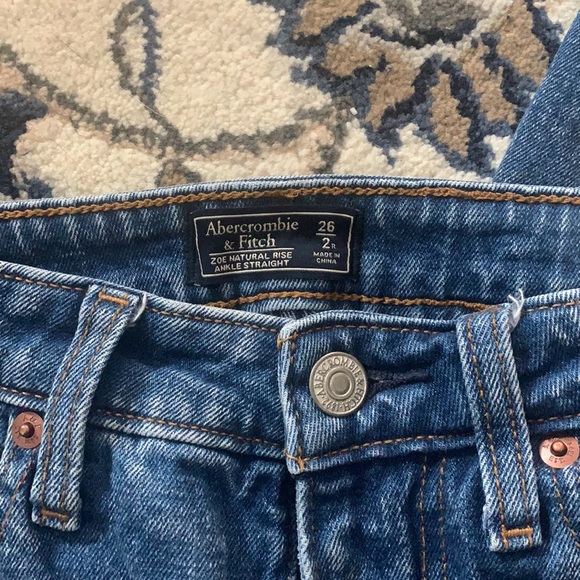 Abercrombie Zoe Natural Rise Ankle Straight Jean size 26 medium wash - Picture 5 of 7
